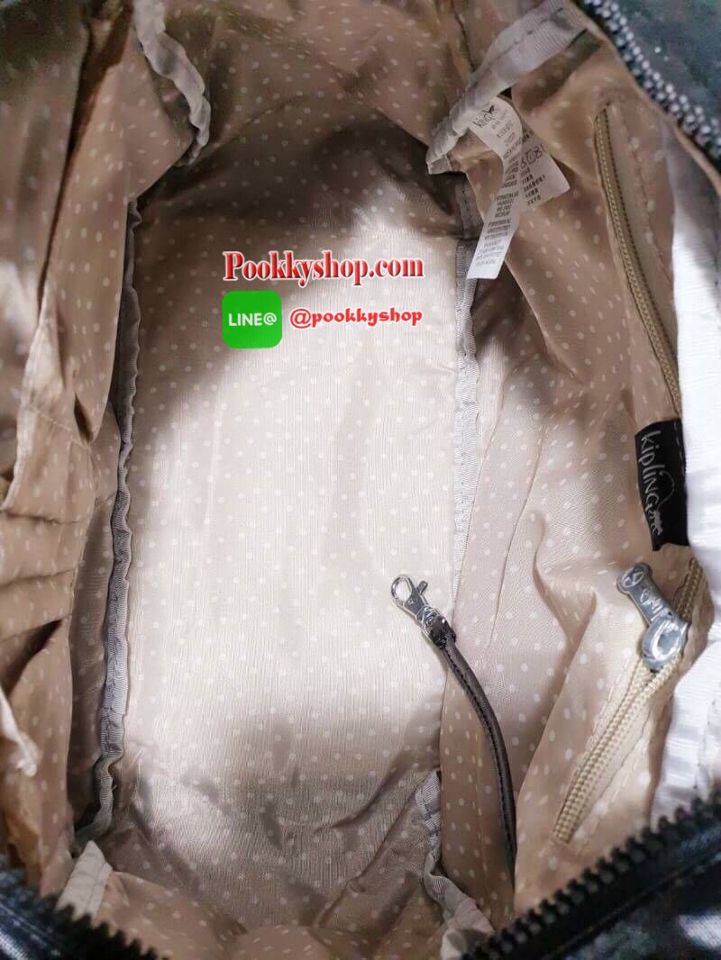 Kipling Women’s Defea Top-Handle Bag กระเป๋าถือหรือสะพายทรงตั้งสวย มีช่องใส่ของแยกเป็นสัดส่วนทั้งด้านในและนอก มีสายสะพายถอดและปรับความยาวได้ฟรีไซส์ มาพร้อมพวงกุญแจลิง น่าใช้คุ้มค่ามากๆจ้า