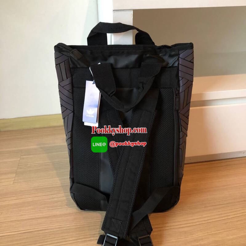 ADIDAS ORIGINAL 3D BACKPACK 2019 ความสปอร์ตซ่อนเท่ ด้วยลวดลาย 3D เก็บหมดทุกเม็ดทั้ง Tablet และ Gadgets การออกแบบกระเป๋าเป็นเหมือนถุงทรงสูง ปากกระเป๋าเปิดปิดด้วยซิปสะดวกใช้ ด้านล่างเป็น polyurethane กันน้ำ หูจับด้วยบนจะถือเป็น totebag ก็ดูดี ด้านหลังเป็นสา