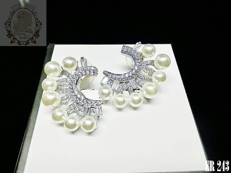 ❤️MirrorHi end Quality❤️ ดาราใส่กันเยอะมาก Diamond with Pearl earring ต่างหูเพชรฝังแท้ ประดับมุก มีลูกเล่นที่เพชรเม็ดเล็กสลับเพชรเหลี่ยม งานละเอียดสุดๆ ฝังแบบไมโครเซตติ้ง เพชรแน่นๆเพชรสวยเป๊ะทุกจุด มุกเสมือนแท้มีความเงางามงานสวยมากแน่นอนค่ะ