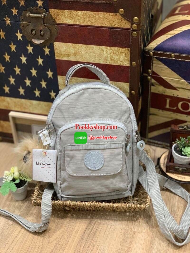 Kipling alber solid Convertible mini backpack (HD7349) กระเป๋าเป้ขนาดมินิ สไตล์3in1 ที่สามารถถือ/สะพายข้างหรือเป็นเป้ก็ได้ มีช่องซิปใช้งาน2ช่อง ภายในแบ่งเป็นช่องเล็กใส่ของจุกจิก ด้านหน้าเพิ่มช่องเล็กเปิดปิดด้วยกระดุมแม่เหล็ก มาพร้อมพวงกุญแจลิงขนปุกปุยและส