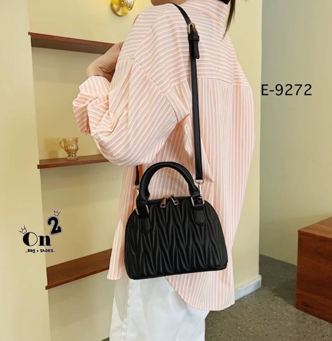 Hot item 🔥🔥 กระเป๋ามาใหม่สไตล์เกาหลี ทรงโดมงานซิปคู่ ตัวกระเป๋าปักลายแน่นๆ มาพร้อมสายสะพายยาวถอดออกถือได้ค่ะ พร้อมส่ง 4 สีค่ะ