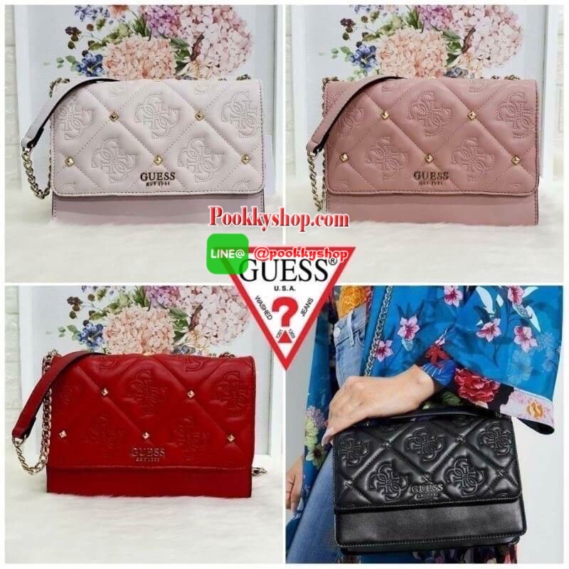GUESS JEANA CONVERTIBLE CROSSBODY กระเป๋าสะพายหนังนิ่มอยู่ทรงตั้งได้ ด้านหน้าแต่งด้วยหมุดสีทองสลับด้วยการปักลายโลโก้ ดูสวยคลาสสิก ตัวกระเป๋าเปิดปิดด้วยกระดุม ด้านในมีหลายช่องแบ่งเป็นสัดส่วน ด้านหลังมีอีก 1 ช่องซิป สามารถเก็บของจุกจิกได้ สายสะพายเป็นโซ่ต่อ