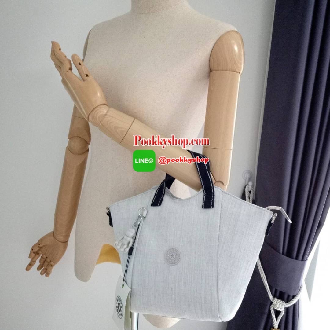 KILING NORI Handbag & Shoulder bag กระเป๋าถือหรือสะพายขนาดกลาง ทำจากวัสดุ ผ้า Nylonเคลือบ+Polyester น้ำหนักเบา จุดเด่นที่ช่องหลักมีขนาดใหญ่ พร้อมช่องซิปแยกย่อย สามารถใส่สัมภาระได้เยอะ มาพร้อมสายสะพายยาว สามารถปรับระดับได้ตามความต้องการ มีพวงกุญแจลิงห้อยตา
