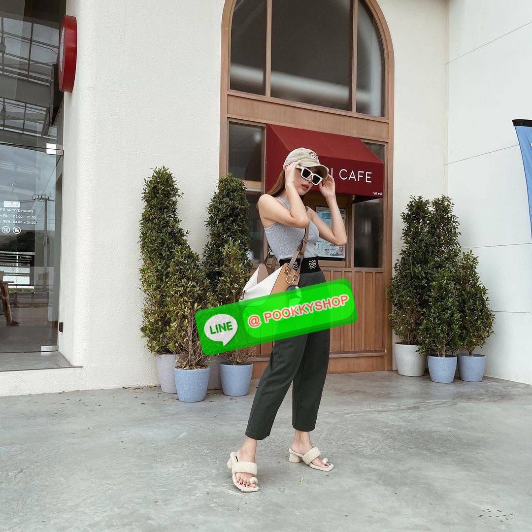 ✴️ห้ามพลาด!✴️LOEWE HANDLE & SHOULDER BAG VIP GIFT WITH PURCHASE (GWP) กระเป๋าถือหรือสะพายหนังแท้พรีเมี่ยมกิ๊ฟ Limited จาก LOEWE PERFUME DUTYFREE รุ่น Rare items สุดๆวัสดุหนังแท้ Calfskin หนังสวยดีไซน์มีเอกลักษณ์ ใบใหญ่กำลังดี น้ำหนักเบา ด้าน