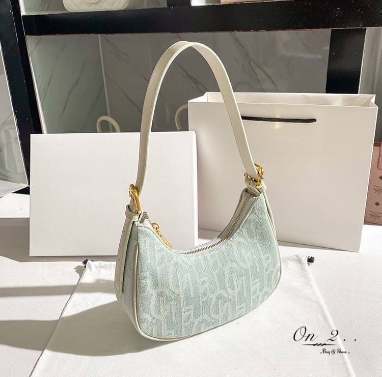 💥💥NEW Arrival 💥💥 Korean Style bag กระเป๋าสะพายไหล่ทรงวินเทจ สุดเก๋♥️ วัสดุเป็นผ้ายีนส์สีฟ้าอ่อนมีลาย น้ำหนักเบาใส่ของได้เยอะ สายสะพายสามารถปรับความยาวได้ค่ะ