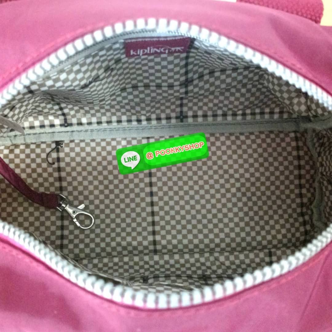Kipling Dome K1006 Handbag กระเป๋าถือหรือสะพาย วัสดุ Polyester 100% รุ่นใหม่ มีให้เลือกทั้งแบบเรียบ และ ลายน่ารัก มีช่องแยกด้านหน้า 2 ช่อง ช่องหลักโล่งกว้าง พร้อมช่อง pocket แยก 2 ช่อง ใช้งานได้ครบครัน สามารถสตางค์ใบยาวได้ ขนาดกำลังดี จะใช้ทำงาน ไปเรียน ห