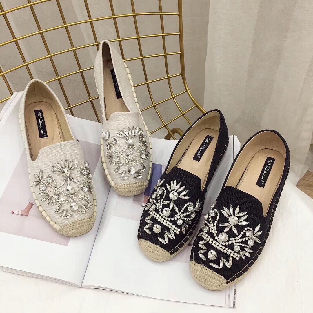 🎉new arrival 🎉 🌺slip on shoes🌺 🌈🌈🌈งานสวยๆพร้อมเสิร์ฟจ้า ตัวนี้ห้ามพลาด รองเท้าslip on งานปักเพชรเวอร์วัง💍 งานสวย ทรงสวย แมตช์กับกางเกง👖หรือกระโปรง👗ก็ได้ค่ะ ใส่สบาย แม่ค้าคอนเฟ