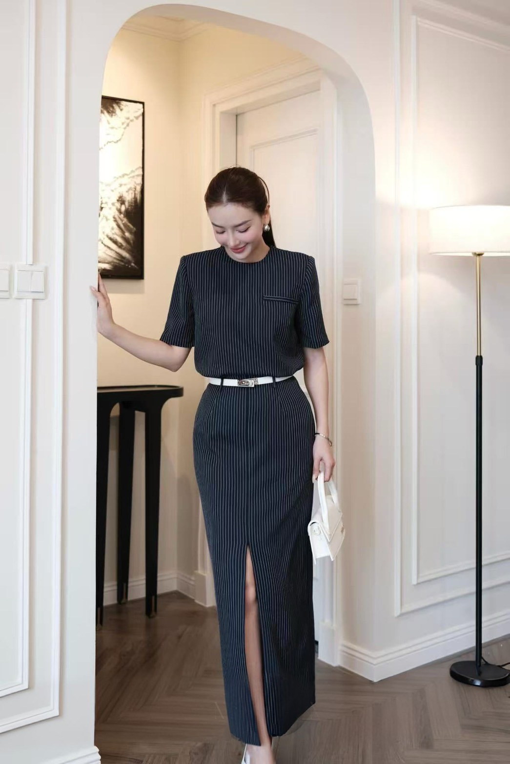 ชุดเซทแฟชั่น Set 3 ชิ้นเสื้อ+กระโปรง+เข็มขัด เสื้อแขนสั้นสีกรมลายตรงคอกลม ทรงโอเวอร์ไซส์