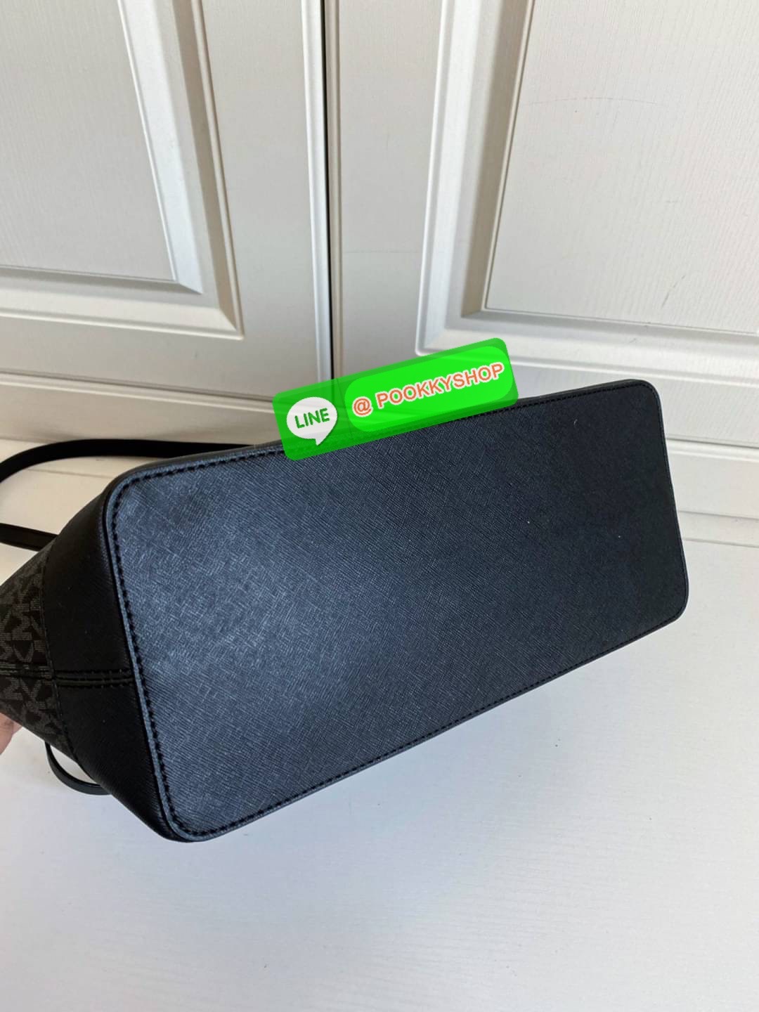 NEW ARRIVALS !! MICHEAL KORS TOTE BAG ของแท้ กระเป๋าสะพายทรง SHOPPING BAG หนัง PVC สวยหรูอยู่ทรง ด้านหน้าประดับโลโก้สีทองสวยหรูพร้อมห้อยพวงกุญแจ MK ภายในปิดเปิดด้วยซิปยาว มีช่องซิปและช่องเล็ก ซับในอย่างดีสกรีน กว้างและจุของได้เยอะมากค่ะ ใส่ ipad กระเป๋าสต