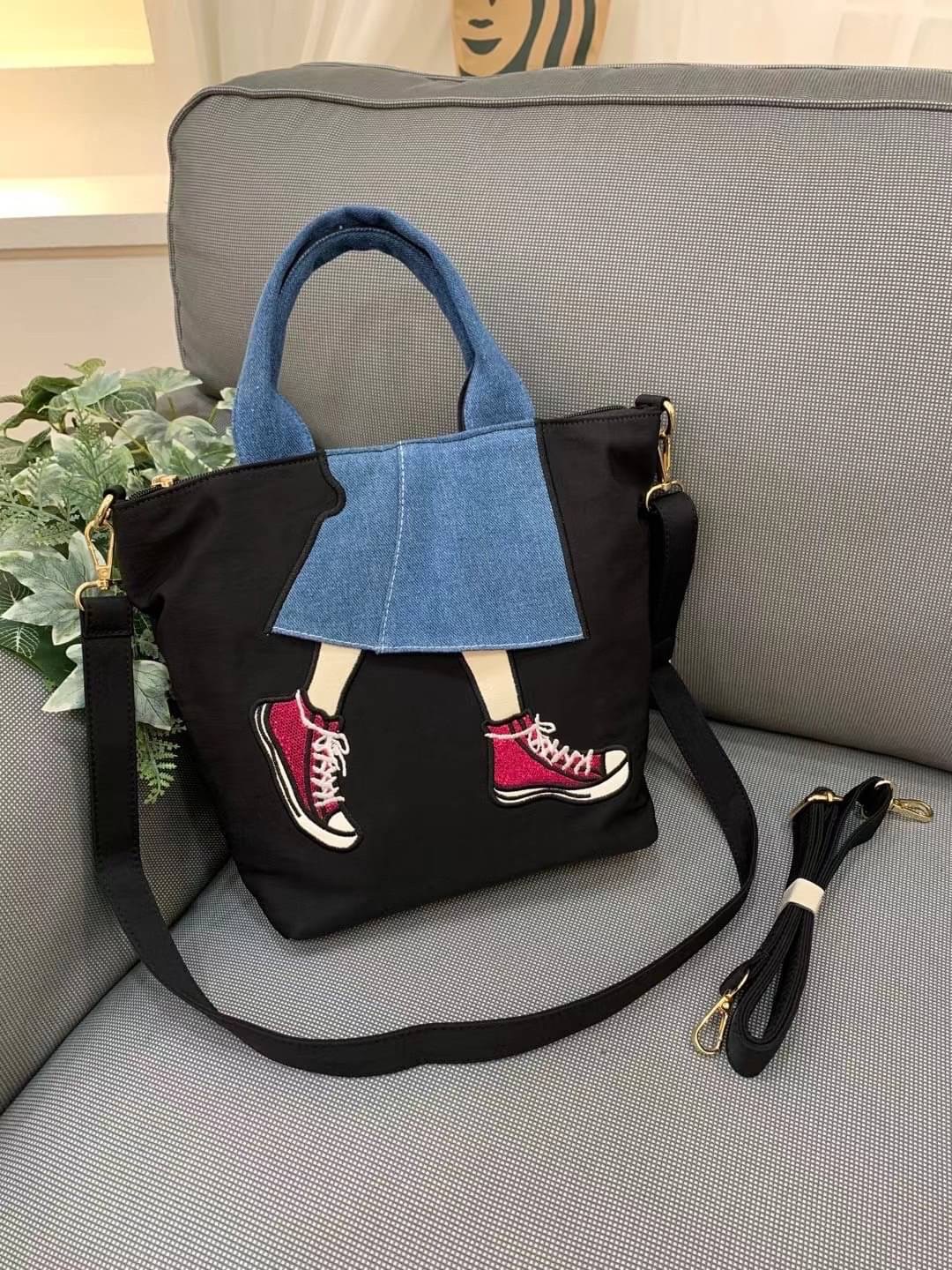 กระเป๋าทรงชอปปิ้งได้ เป้ได้ วัสดุตัวกระเป๋าทำจากผ้ากันน้ำอย่างดี อะหลั่ยสีทอง ด้านหน้าลายน่ารักมากๆ ด้านหลังมีช่องซิป มาพร้อมสายยาว 2เส้นทำจากผ้ากันน้ำตัวเดียวกับกระเป๋า