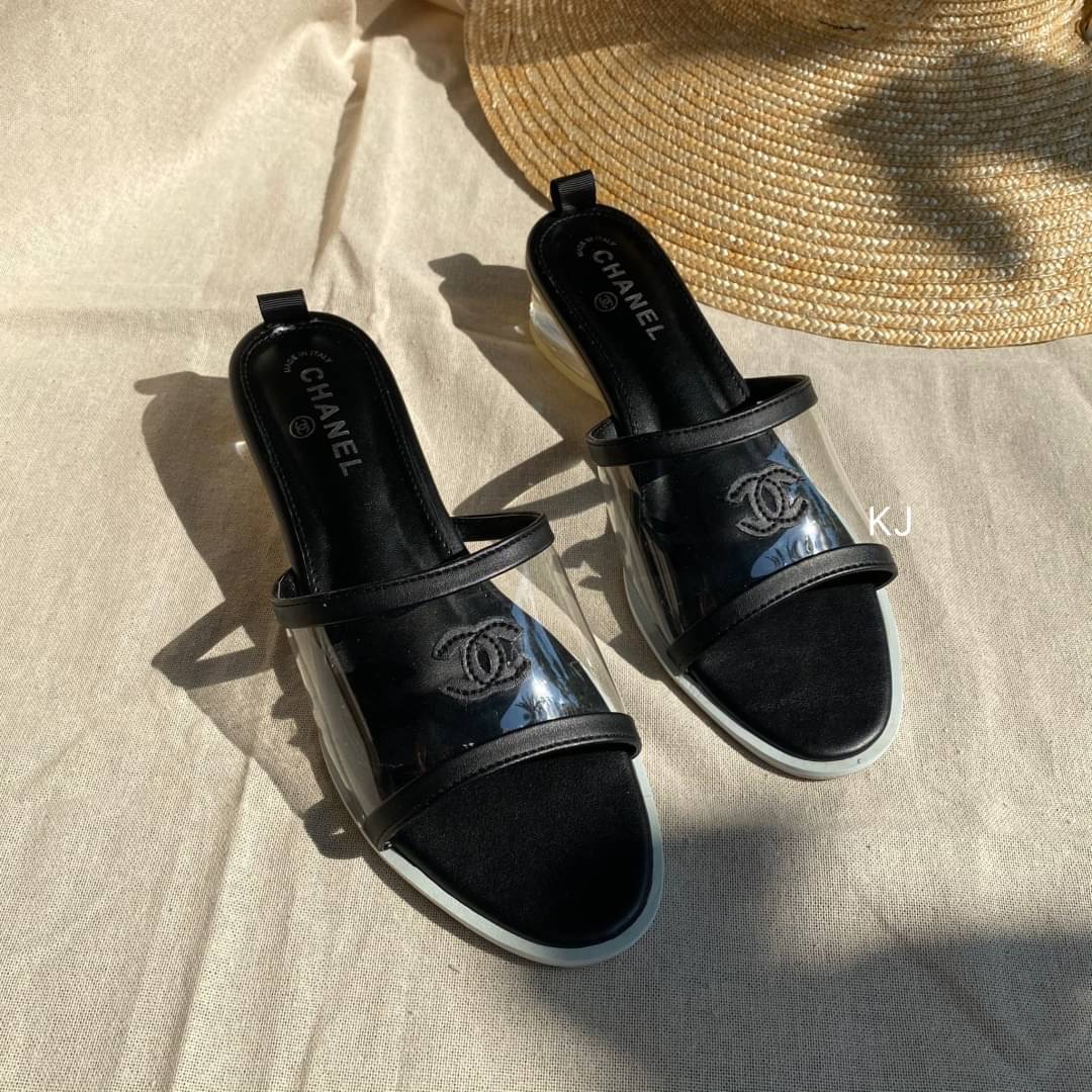 พร้อมส่ง แบบขายดี รีพีทรอบ 2 รองเท้าแตะส้นใส งานชนช้อปนะคะ chanel พื้นบุนุ่ม หน้าใสปักโลโก้ สวยมากคะ **ถ่ายจากสินค้าจริง***
