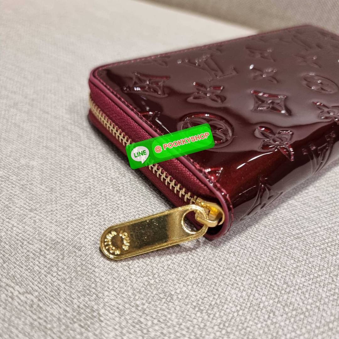 NEW IN!! LV long zip wallet with gwp กระเป๋าสตางค์พรีเมี่ยมกิ๊ฟ ดีไซน์ล่าสุด หนังแก้ววิบวับ หรูหรามาก ใบยาวขนาดกำลังเหมาะมือ ถือแล้วขับผิว ถือออกงานก็คือเลิศ วัสดุหนังแก้วเคลือบผิวกลิตเตอร์ เล่นกับแสงสวยมาก เปิด-ปิดด้วยซิปรอบ ภายในมีช่องใส่บัตรเยอะมาก มีช