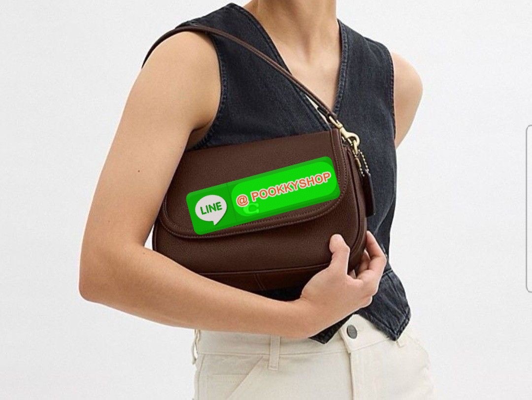 เรียบ หรู แต่ดูแพงแบบไม่ตั้งใจ Coach CU099 – Studio Shoulder Bag รุ่นฮิตสุดมินิมอล ตัว C เล็กหรูบนหนังสีคลาสิค ทรงสวยสะพายได้ทั้งถือไหล่และ crossbody ไม่ว่าจะใส่ลุคไหน… ก็เปลี่ยนเป็นลุคคุณหนูมีคลาสได้ในพริบตา