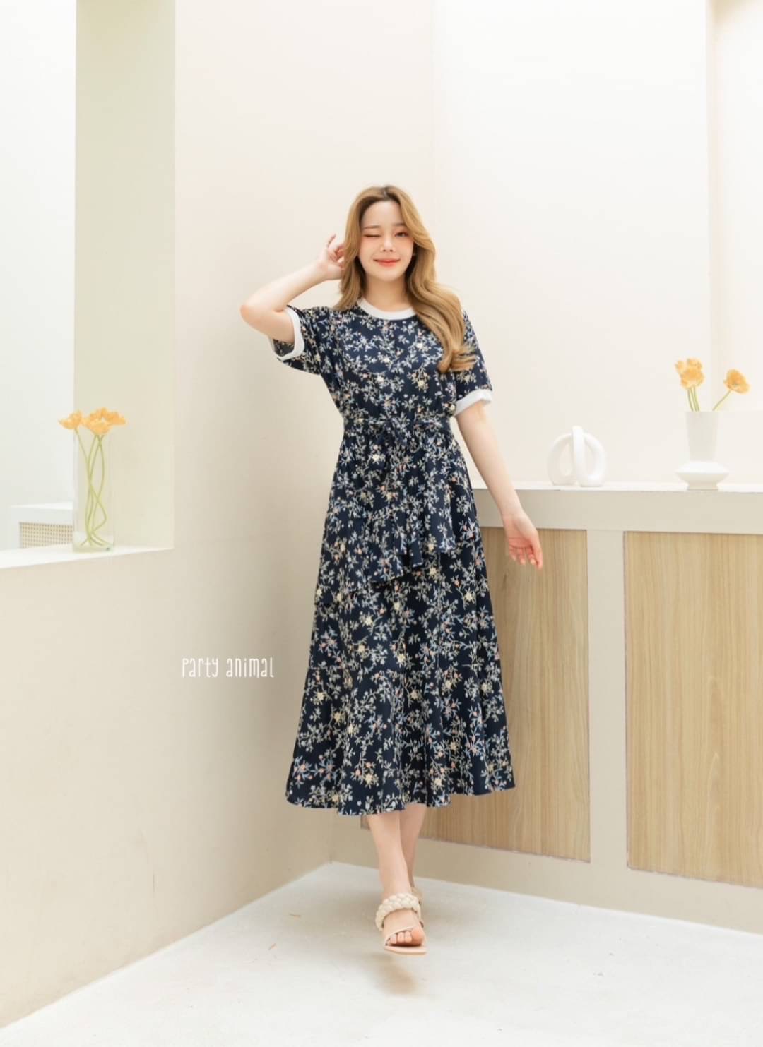 Maxi dress ทรงคอกลมเอวยางยืด ต่อชายกระโปรงหางปลาสวยค่ะ ด้านหน้าดีไซน์แต่งระบายเฉียงเล็กๆช่วงกระโปรง เนื้อผ้าโพลีเอสเตอร์พริ้วๆนุ่มใส่สบาย งานมีซับในกระโปรง ซิปหลัง มาพร้อมเชือกผูกเอวค้า 2ลาย