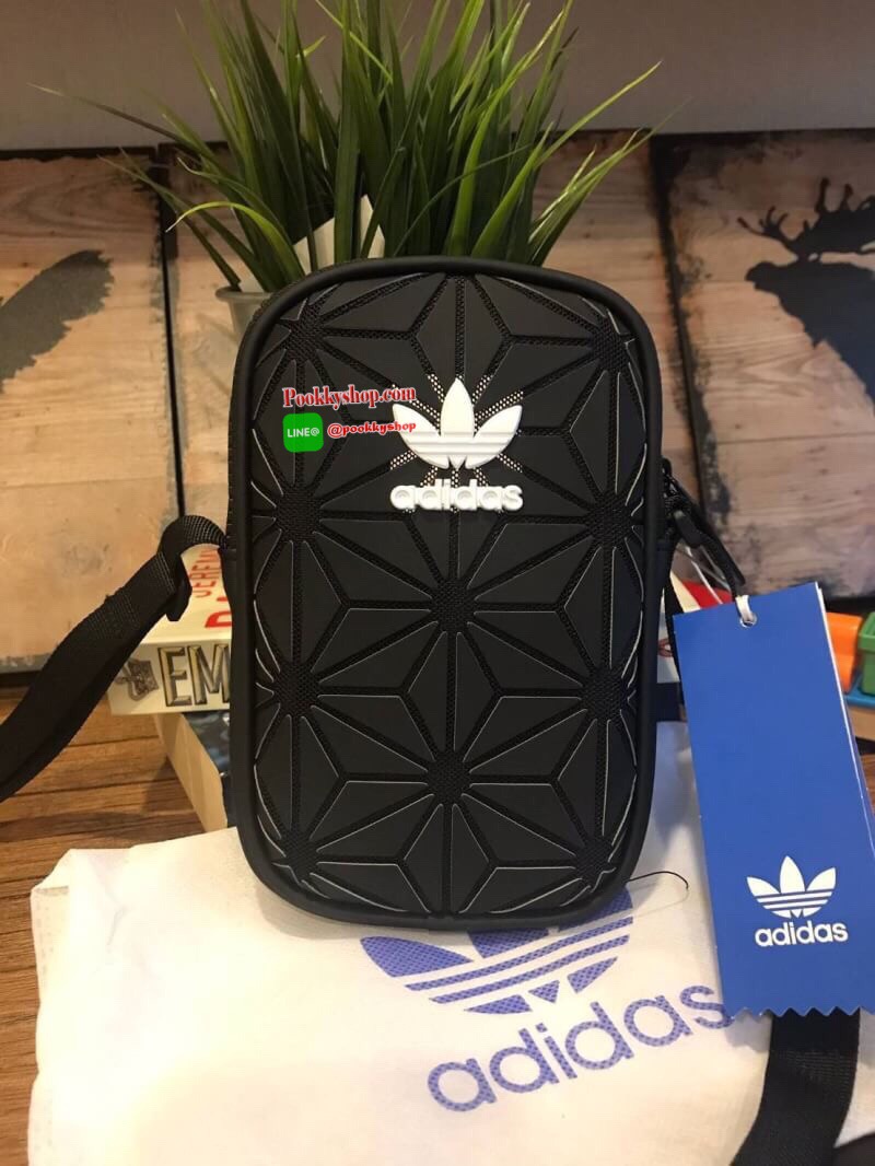 Adidas 3d airliner mini shoulder bag กระเป๋าสะพายรุ่นใหม่ขนาดมินิ สไตล์ ISSEY MIYAKE ใช้ได้ทั้งชายและหญิง ขนน้ำหนักเบา ด้านหน้าประดับโลโก้แบรนด์ตัวนูน เปิดปิดด้วยซิป้ดียวใช้งายง่าย ใช้อะไหล่ปั้มแบรนด์สวยดูดี สายสะพายปรับได้ Freesize ภายในมีป้ายแบรนด์ ใส่ม