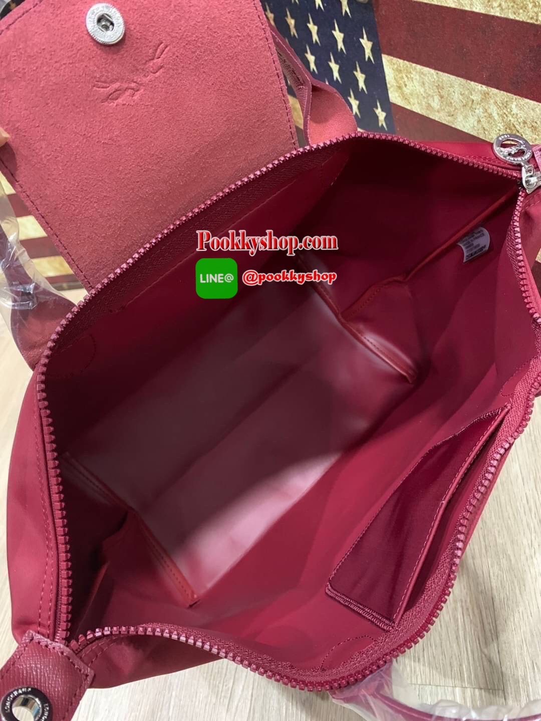 Longchamp Le Pliage Neo Size M มาพบกับกระเป๋ารุ่นยอดนิยม ที่สาวๆ ต้องมีไว้เก็บไว้สักใบ กระเป๋าโท้ทใบนี้ มาพร้อมกับสีที่มีสไตล์เรียบง่าย มีสายสะพายยาวช่วยให้คุณสามารถสะพายไหล่ได้อย่างสบาย ในขณะที่ที่ปิดแบบซิปช่วยให้คุณมั่นใจได้ว่าของด้านในมีความปลอดภัย Le