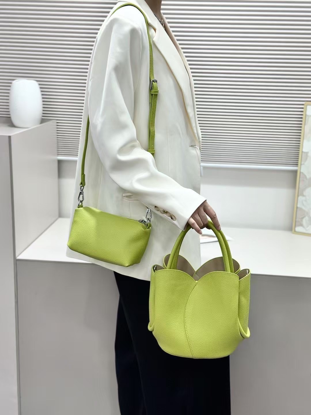 Classic Working PU Bag ▪️กระเป๋าถือ &สะพายข้าง ทรงดอกทิวลิป ทรงสวยมากวัสดุเป็นหนัง PU Premium มีกระเป๋าใบเล็กให้ 1ใบ และมีสายยาวให้ 2 เส้น