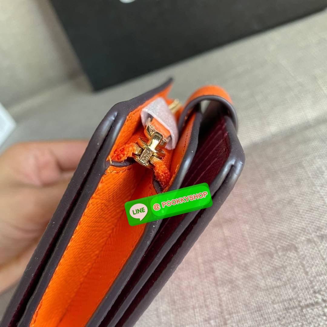 COACH 6390 MEDIUM CORNER ZIP WALLET กระเป๋าสตางค์ใบกลาง สีพื้นเรียบหรู วัสดุcrossgrain ภายในมีช่องใส่บัตรและธนบัตรได้ทุกชนิด มีช่องซิปใส่เหรียญ ขนาดกะทัดรัดพกพาง่าย คนชอบจัดระเบียบกระเป๋าสตางค์แนะนำเลยจ้า