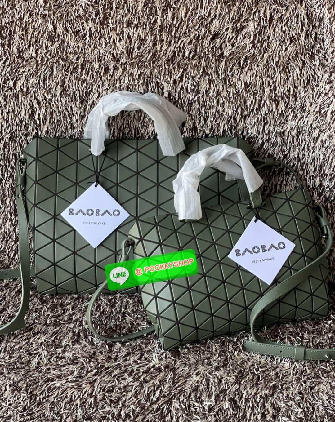 *Small BAO BAO ISSEY MIYAKE TONNEAU เป็น ซีรีย์ที่มีเอกลักษณ์เฉพาะตัว ด้วยแผ่นสามเหลี่ยมที่มีสัญลักษณ์เท่ากันทุกด้าน และยังผสมผสานงานดีไซน์ อันสง่างามเท่ากับฟังก์ชั่น การใช้งานสุดพิเศษ โดยมีจุดเด่นที่ซิปด้านบน สำหรับเปิดปิดและมีสายสะพายไหล่ ที่สามารถถอดออ