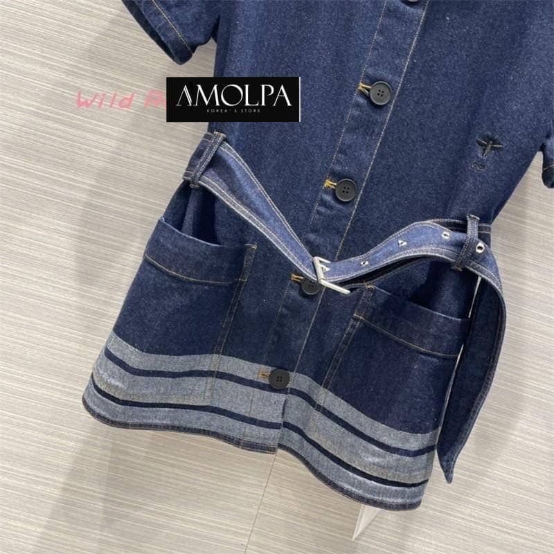 SET TOP+SKIRT CHRISTIAN DIOR DENIM มาให้ช๊อปทั้งเสื้อและกระโปรง สำหรับแบรนด์ CHRISTIAN DIOR คอลเลคชั่นใหม่ งานผ้ายีนส์คุ้มค่าต่อการครอบครองมากกกก สุดคุ้ม ตัวเสื้อเป็นเสื้อคอปกกระดุมหน้า มาพร้อมเข็มขัดยีนส์ หลังปลายเสื้อทออักษร CHRISTIAN DIOR มาพร้อมกระโปร