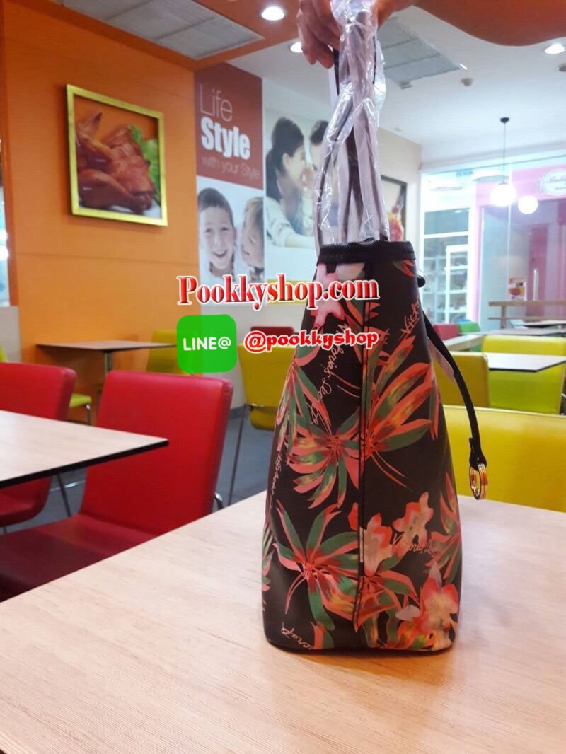 พร้อมส่ง Victoria's Secret Shopping Bag กระเป๋าอเนกประสงค์สุดสวยสะดุดตา วางตั้งได้ ไม่ยุบไม่ย้วย ใส่ของใช้สารพัดในทุกที่ทุกเวลา เปิดปิดง่ายๆด้วยกระดุมแป๊ก ฐานวางตั้งอยู่ทรงมีหมุดรองกระเป๋า พร้อมอักษรแบรนด์สีเงินแวววาวด้วยจ้า