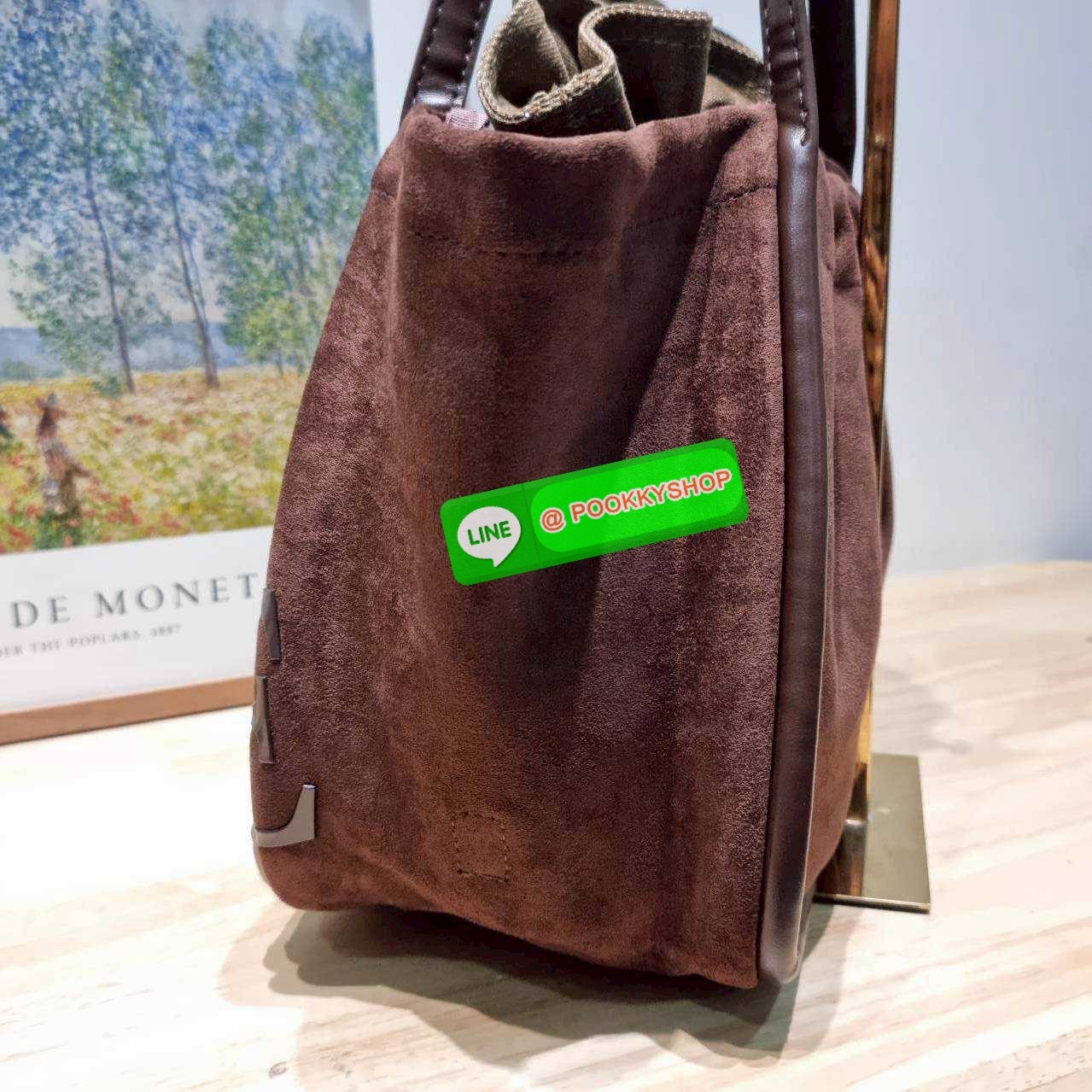 Merge a day bag (medium) 🔆 Details จะกี่รุ่นก็แรงไม่ไหว! กับกระเป๋าสะพายทรงสวย รุ่นผ้ากำมะหยี่ โทนสีน้ำตาลที่กำลังอินมากสำหรับปีนี้ รูปทรงยืดหยุ่น สามารถปรับปีกกระเป๋าเก็บทรงได้ สายสะพายคล้องไหล่ในตัว ภายในมีกระเป๋าผ้าซ้อนให้ ถอดออกได้ (มีอะไหล่เก