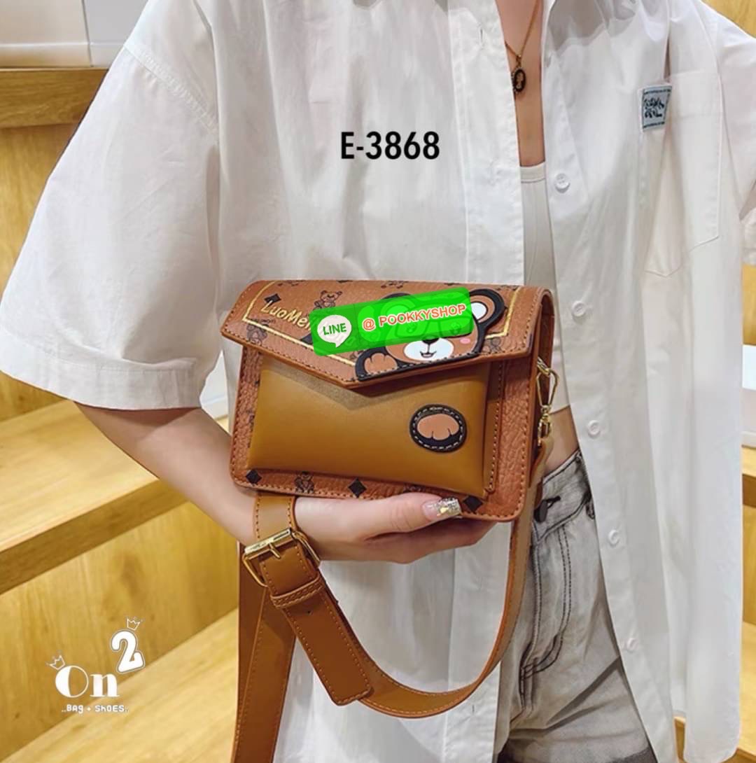 กระเป๋าสะพายข้างทรงแมสเซนเจอร์ เปิดหน้าอะไหล่ทอง สไตล์แบรนด์ มาพร้อมสายสะพายยาวปรับระดับได้ค่ะ ค่ะ