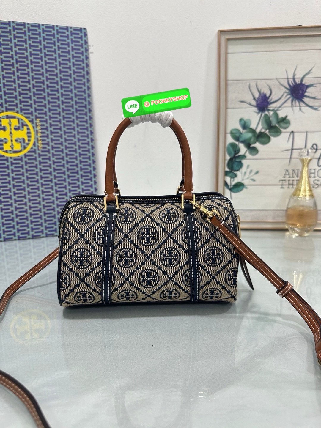 💙ToryBurchMiniBostonBag 🖤💫 • รุ่น: Mini Boston Bag จากแบรนด์ Tory Burch — ลักษณะทรง Boston น้ำหนักเบา มีหูจับด้านบน + สายสะพายแบบปรับได้ในบางรุ่น ใช้หนังหรือผสมวัสดุต่างๆ ตามรุ่นย่อย.