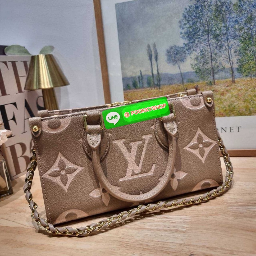 🔆 Model LV on the go east west 🔆 Details ใหม่ล่าสุด ดีไซน์กะทัดรัด กับกระเป๋าทรงโท้ทที่ใครเห็นต้องเป็นคลั่งรัก ยอดฮิต คลาสสิค ผู้ดี หรูหราได้ทุกลุค ทุกสไตล์ มาพร้อมหูจับในตัว คล้องแขน คล้องไหล่ก็ดูแพง หรือจะเกี่ยวสายครอสสะพายข้างก็อัพลุคได