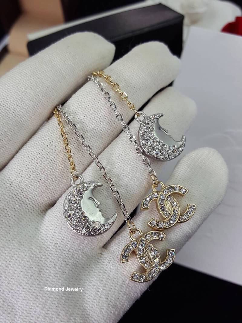 Super Hi-End Quality !!!!!! Chanel Earrings ต่างหูโซ่ชาแนลประดับคริสตัลชวารอฟสกี้ ชนช็อป คอลเลคชั่นล่าสุดเลยคะ งานน่ารักมากๆคะ มีโลโก้ตัวซีไขว้เหมือนของแท้ งานดี มีน้ำหนักแต่ไม่หนักมากค่ะ รุ่นนี้หรูหรา ใส่ออกมาได้ลุคคุณหนูเรียบร้อย งานสวยเกินราคาแน่นอนค่ะ