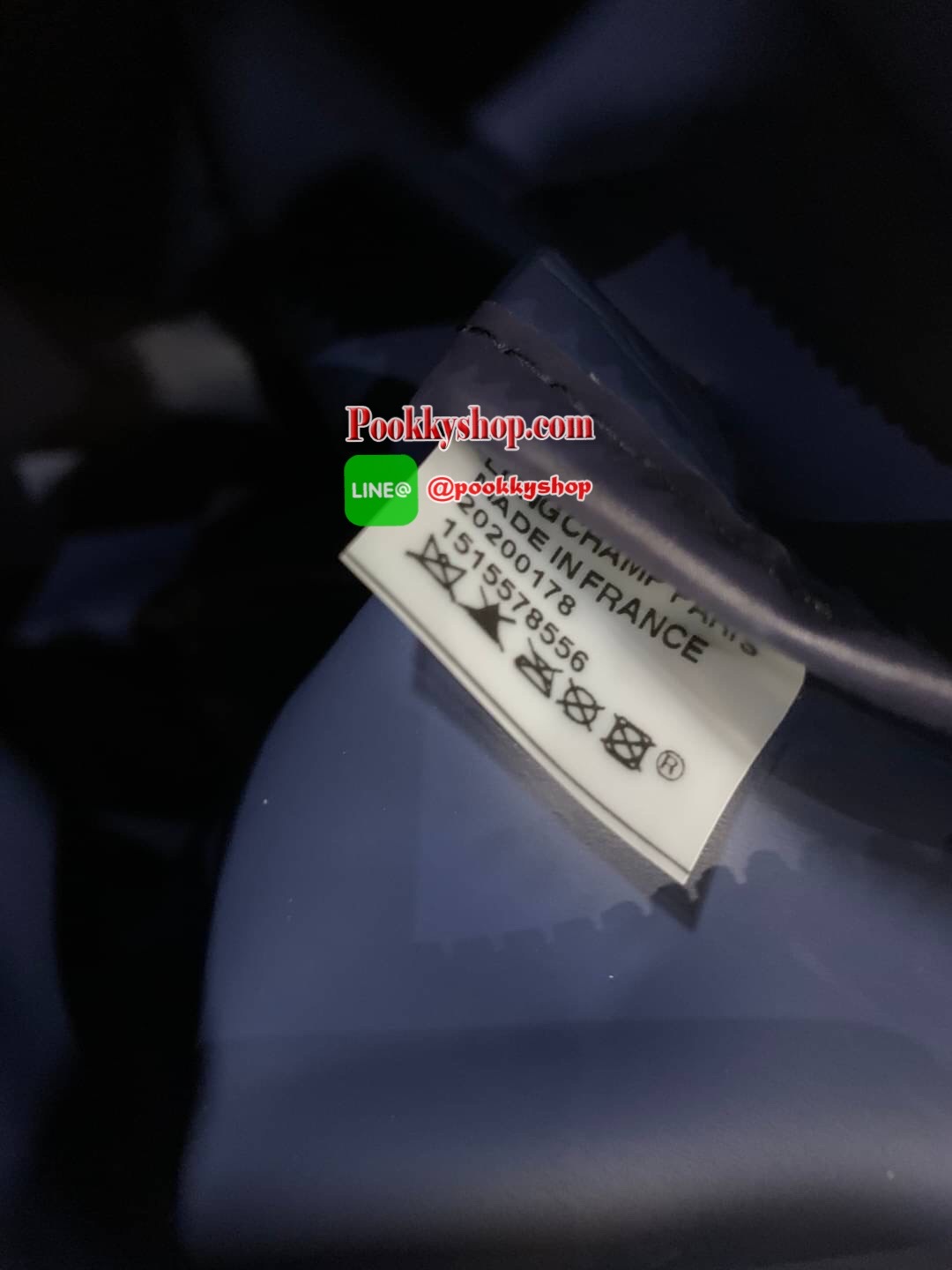 Longchamp Le Pliage Neo Size M มาพบกับกระเป๋ารุ่นยอดนิยม ที่สาวๆ ต้องมีไว้เก็บไว้สักใบ กระเป๋าโท้ทใบนี้ มาพร้อมกับสีที่มีสไตล์เรียบง่าย มีสายสะพายยาวช่วยให้คุณสามารถสะพายไหล่ได้อย่างสบาย ในขณะที่ที่ปิดแบบซิปช่วยให้คุณมั่นใจได้ว่าของด้านในมีความปลอดภัย Le