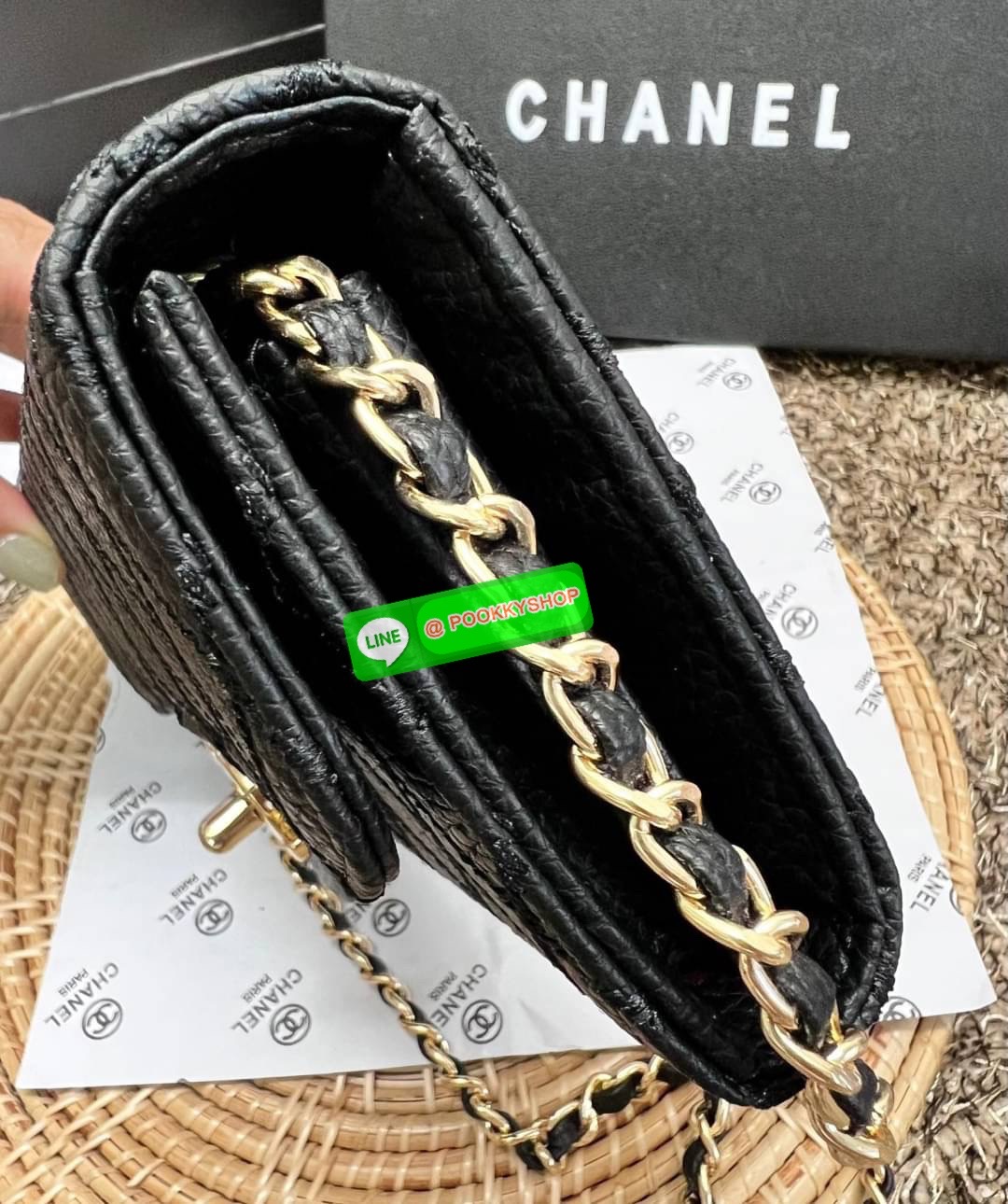 New in! สวยกริปมากๆค่ะ สาวๆที่มีบัตรเยอะๆหรือชอบพกเงินสดเยอะๆ แนะนำรุ่นนี้เลยค่ะ ไม่ผิดหวังแน่นอน CHANEL CHAIN WALLET//CLUTCH BAG ((vip gift ตปท)) พร้อมส่ง บอกเลยน้องสวย ไร้ที่ติเลยค่า! กับกระเป๋าสะพายแบบครอสบอดี้ร์หรือถือแบบคลัทเป็นกระเป๋าเงินเก๋ๆได้เลยค