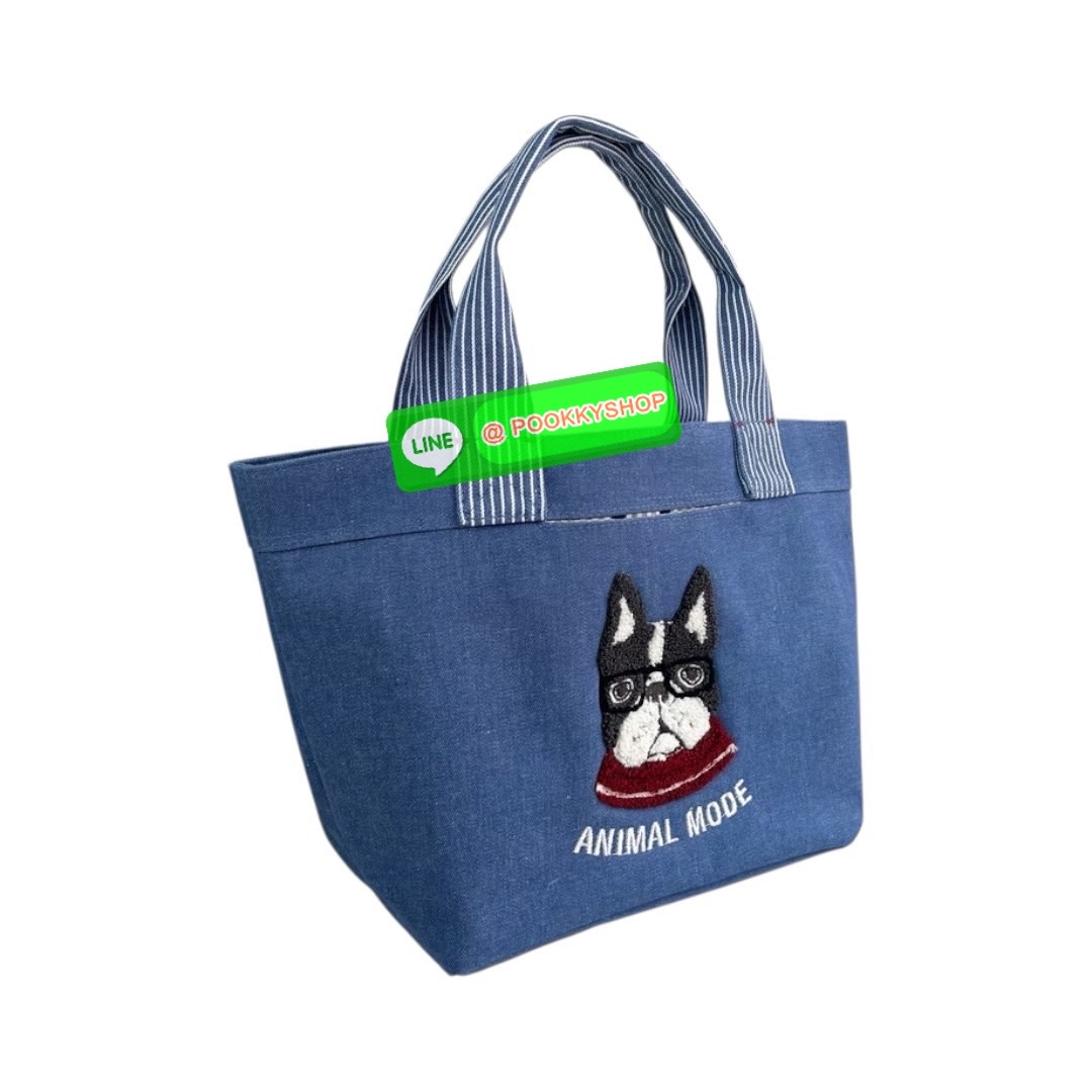 กระเป๋ามินิ Kusuguru Paulo Dyed Denim & Hickory ผ้าย้อมเส้นด้ายนี้มีเนื้อสัมผัสคล้ายผ้าเดนิม ต่างจากผ้าเดนิม ตรงที่ทนทานต่อสีตกและมีน้ำหนักเบา ลายปัก Sagara สามมิติอันโดดเด่นสะดุดตานั้นน่าประทับใจอย่างยิ่ง กระเป๋าใบนี้มีขอบกระเป๋าที่กว้างและขนาดที่ใช้งานง