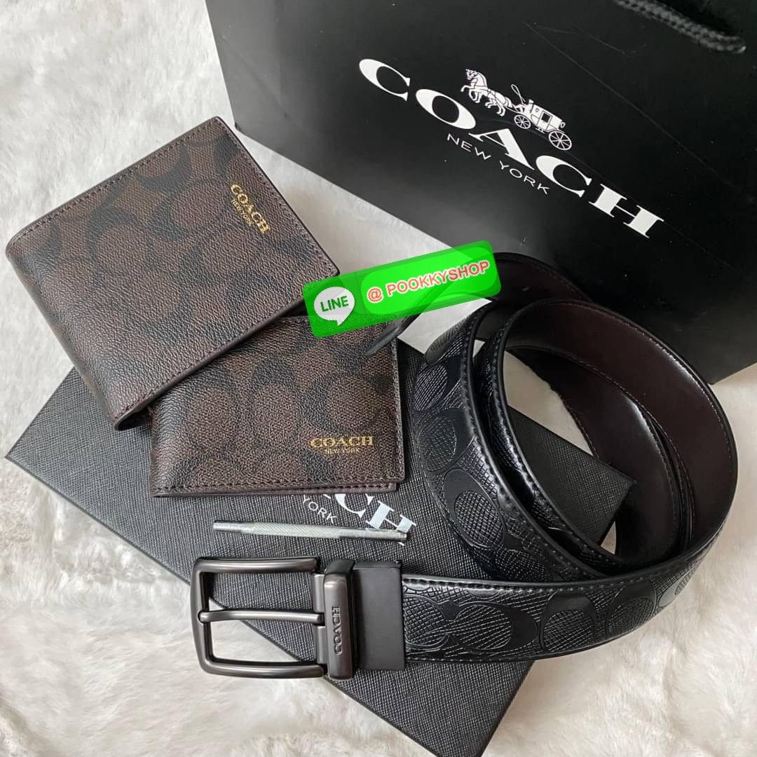 COACH Short Wallet with Belt Set Signature เซทสุดคุ้มค่ะได้ทั้งเข็มขัดและกระเป๋าสตางค์แบบพับ 2 ตอนมีช่องใส่รูปใส่บัตรใส่ธนบัตรแยกเป็นสัดส่วนเหมือนกระเป๋าสตางค์ใบยาวคุณภาพดีตามแบบฉบับของแบรนด์ มาในกล่องแบรนด์สามารถมอบเป็นของขวัญได้ ไอเท็ม Must Have ใครไม่ท