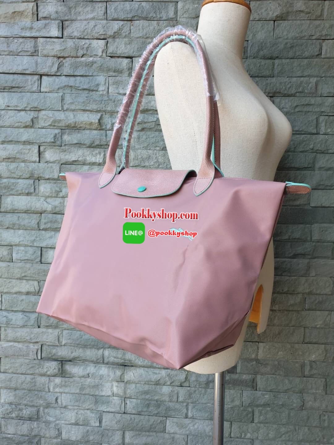 Longchamp Le Pliage Club Tote Bag Size L หูยาว วัสดุเนื้อผ้า Nylon Canvas เคลือบกันนำ้ ตัดด้วยหนังแท้ที่มีน้ำหนักเบา ดีไซน์เรียบง่ายแต่เต็มไปด้วยความคลาสสิก จนเป็นที่ชื่นชอบไปทั่วโลก Longchamp ปรับโฉม LE PLIAGE ด้วยการปักลายรูปม้า-ตราสัญลักษณ์ของแบรนด์บนผ