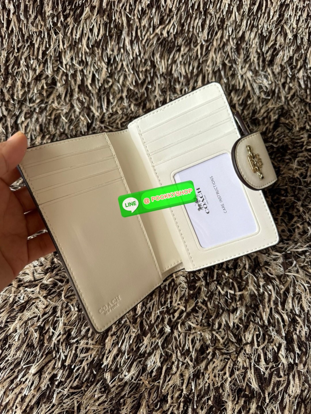 COACH MEDIUM CORNER ZIP WALLET IN SIGNATURE CANVAS กระเป๋าสตางค์ขนาดกลางที่ถือว่าเป็นไอเทม Must Have ของทุกเพศทุกวัยที่ต้องพกติดตัวไว้ตลอดเวลา เพราะนอกจากจะช่วยจัดเก็บเงิน บัตรประชาชน บัตรเครดิตและต่าง ๆ ให้เป็นระเบียบเรียบร้อยยังต้องคำนึงถึงประโยชน์ใช้สอ