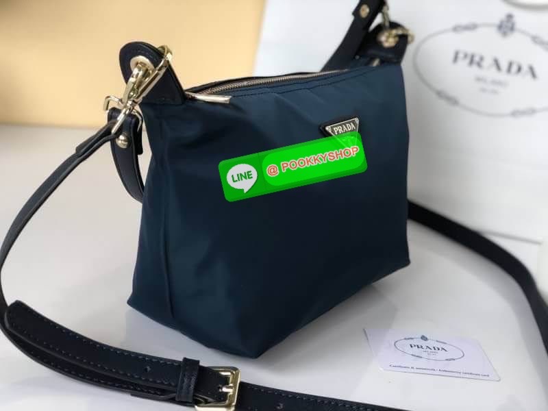 PRADA NYLON SHOULDER BAG พรีเมี่ยมกิ้ฟจากเคาน์เตอร์ต่างประเทศรุ่น Limited edition ที่ฮ๊อตสุดๆวัสดุเป็น Nylon เนื้อหนาคุณภาพดีตามแบบฉบับของแบรนด์ ขนาดกำลังดีน้ำหนักเบา ด้านหน้าประดับ โลโก้แบรนด์อะไหล่ทองหรู ภายในมีช่องซิปและช่องใส่ของ ซับใน Polyester100% ใ