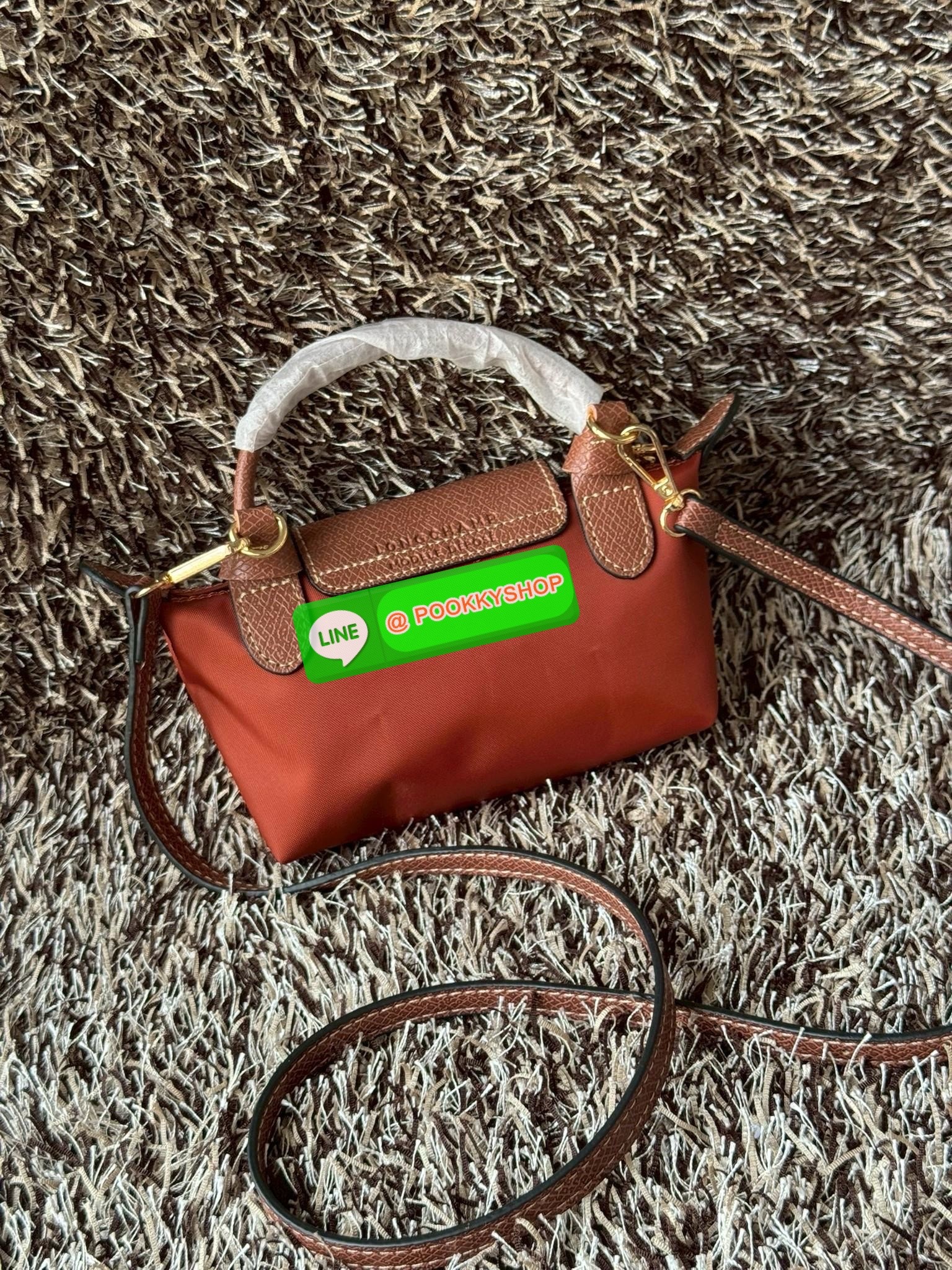 LONGCHAMP LE PLIAGE ORIGINAL X Labubu Pouch with handle เป็นการร่วมงานกัระหว่างแบรนด์ และยังกระเป๋าถือขนาดมินิทรงpouch ที่ด้านหน้ามีลวดลายน้องลาบูบู้ในแบบต่างๆ เปิดปิดระบบสองชั้น ได้ว่าของด้านในมีความปลอดภัย เหมาะอย่างยิ่งสำหรับสาวๆที่ชอบกระเป๋าขนาดมินิไซ