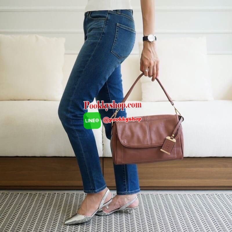 LUXE อีกหนึ่งรุ่นที่ขายดีมากๆ กับช่องการใช้งานที่รับรองว่าถูกใจค่ะ Regular city bag มาพร้อมสายสะพาย 2 เส้น สายสั้นบุนุ่มไหล่ สะพายแล้วไม่ปวด สายยาวปรับระดับได้ มาพร้อมช่องใช้งานที่จัดระเบียบของอย่างดี หนังเป็นทรงตั้งได้