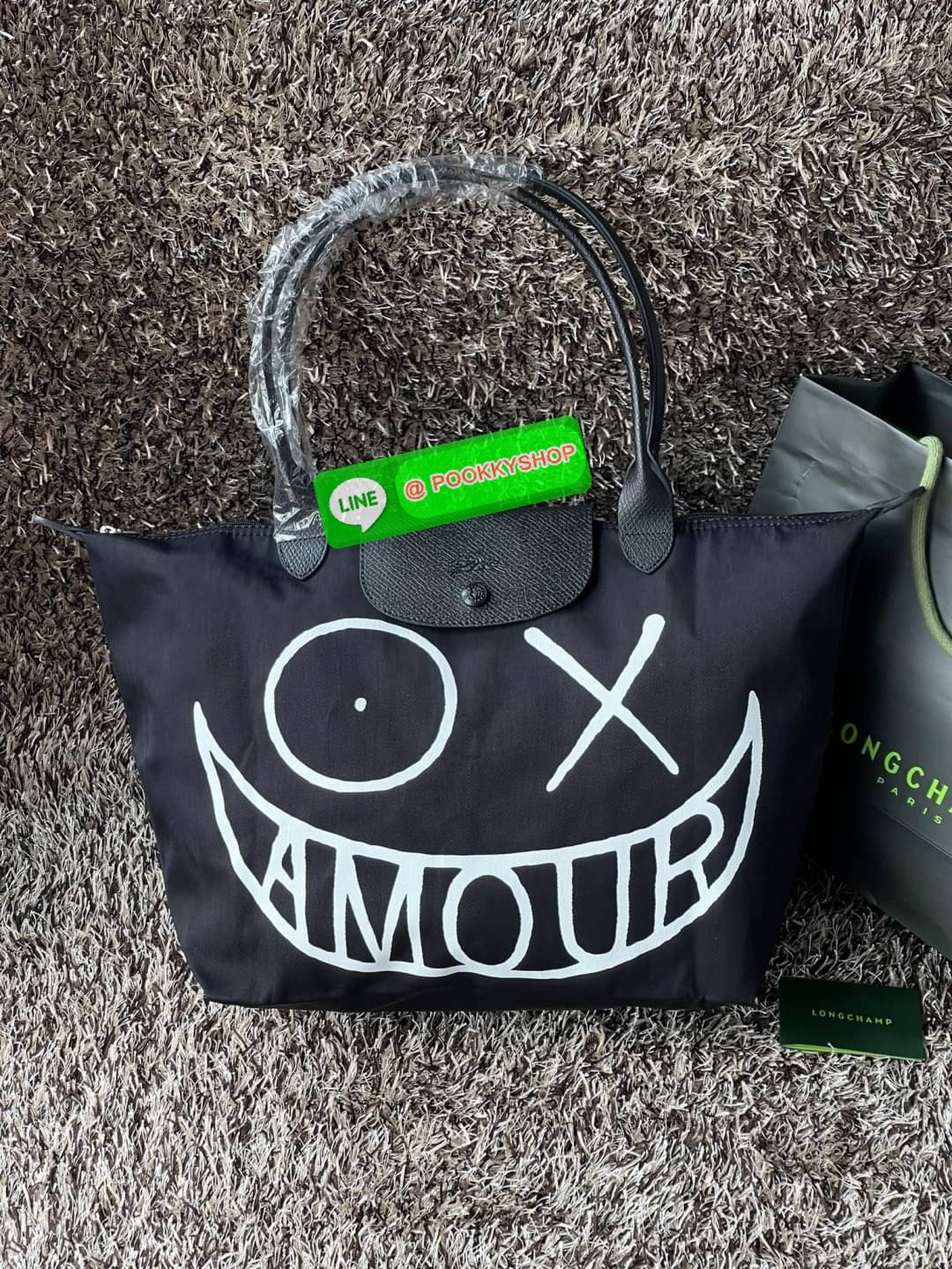 ð Longchamp x AndrÃĐ Le Pliage Large Shoulder Bag āļāļāļĨāđāļĨāļāļāļąāđāļāļŠāļļāļāļāļīāđāļĻāļĐāļāļēāļāļĨāļāļāļāļāļāļāđ âLongchamp & AndrÃĐâ āļāļĩāđāļĄāļĩāļĻāļīāļĨāļāļīāļāļāļĢāļēāļāļīāļāļĩāđāļāļ·āđāļāļāļąāļ āļāļąāļāđāļāļĢ āļāļēāđāļĢāļ§āļē (Mr. AndrÃĐ Saraiva) āđāļāđāļēāļāļāļāļāļēāđāļĢāļāđāļāļāļĢāđāļāļēāļĢāđāļāļđāļāļŠāļļāļāļĢāđāļēāđāļĢāļīāļāļāļĒāđāļēāļ âāļĄāļīāļŠāđāļāļāļĢāđāđāļ (Mr. A)â āļĄāļēāļĢāđāļ§āļĄāļāļāļāđāļāļāļāļĢāļ°āđāļāđāļēāļāļāļĨāđāļĨāļāļ