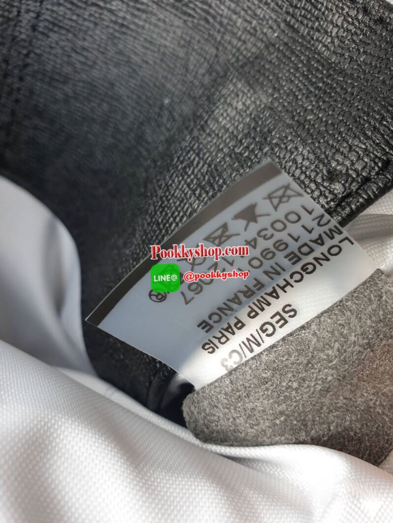 Longchamp Le Pliage Graphic Nylon Belt Bag กระเป๋า คาดอก / คาดเอว ลายกราฟฟิก วัสดุเนื้อผ้า Nylon Canvas เคลือบกันนำ้ ตัดด้วยหนังแท้ที่มีน้ำหนักเบา มี 2 ช่องซิปสะดวกใช้ ดีไซน์เรียบง่ายแต่เต็มไปด้วยความคลาสสิก ที่จับหัวซิปปั้มแบรนด์ จุของได้เยอะ ใบนี้แนะนำเ