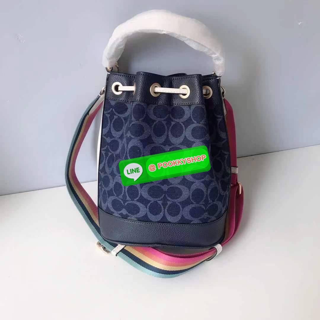 New arrival! 🌈น้องใหม่ล่าสุด สวยหรู ดูดีมากๆค่ะ! COACH DEMPSEY DRAWSTRING BUCKET BAG ((C4100//C4102)) พร้อมส่งที่ไทยค่ะ! กระเป๋าทรงขนมจีบ หนังแท้นิ่มสวยมากๆค่ะ จุดเด่นด้านหน้าปั้มโลโก้แบรนด์ ปากกระเป๋าแบบหูรูดใช้งานง่าย ภายในสามารถใส่ของจำเป็นในชี