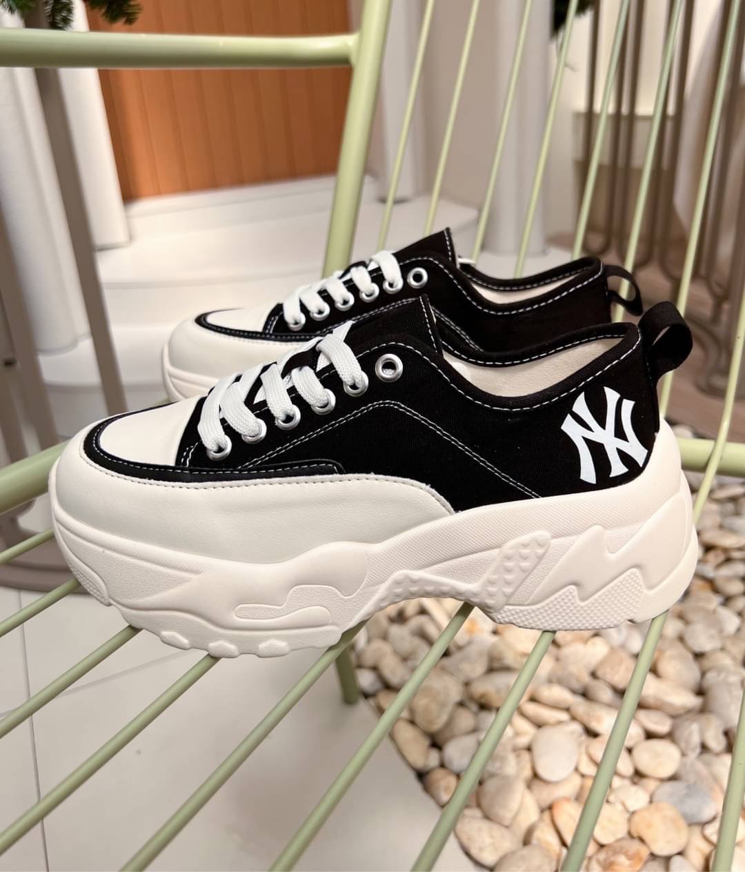 𝙉𝙀𝙒 𝙉𝙀𝙒 รองเท้าผ้าใบ MLB Korea รุ่นใหม่ล่าสุดรุ่นนี้คือฮิตมากที่เกาหลี ส้นหนามีโลโก้ด้านข้าง สวยมาก รุ่นนี้ทุกคนต้องมีน่ารักมากทรงนี้ใส่แมทช์กับชุดไหนก็เริ่ดไม่ซ้ำใครแน่นอน งายสวยโลโก้ทุกจุด