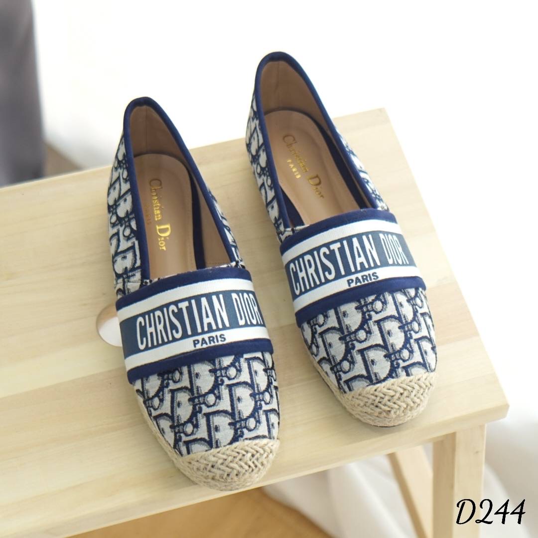 พร้อมส่ง แบบขายใหม่ รองเท้าคัทชู ส้นแบน ทรงสวม งานDIOR ผลิตจากผ้าแคนวาส ตกแต่งคาดหน้าด้วยโลโก้ งานตัวจริงสวยมาก บอกสั้นๆว่า เริ่ด หรู ดูแพงสุดเลยจ้า