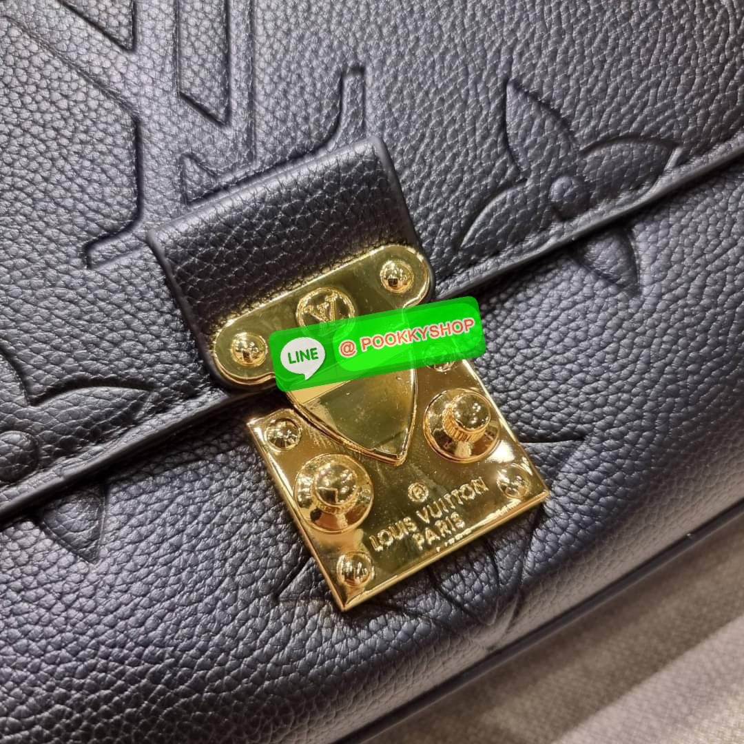 LV MADELEINE BAG ใหม่ล่าสุด อีกหนึ่งรุ่นคลาสสิคหายาก จากเคาน์เตอร์ dutyfree ที่สาวๆรอคอย กระเป๋าถือ/สะพายข้าง ดีไซน์เรียบง่าย แต่เต็มไปด้วยดีเทลความหรู วัสดุหนังวัวปั๊มลายเอกลักษณ์ เปิด‐ปิดด้วยอะไหล่กดล็อคสีทองหรู และมีพวงหนังห้อยพิเศษแถมมาให้ด้วย ภายในแบ