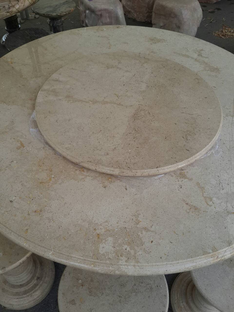 โต๊ะหินอ่อนสีน้ำผึ้งทอง ขนาด 130 เซนติเมตร เก้าอี้ 6 ตัว โต๊ะสูง 80 เซนติเมตร