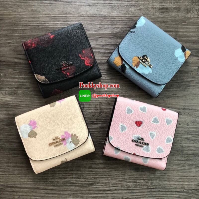 COACH Small Wallet in Floral Print Coated Canvas กระเป๋าสตางค์ใบสั้น สามารถใช่งานได้ทั้งด้านหน้าและด้านหลัง ด้านหน้าเปิด - ปิดด้วยกระดุม ภายในมีช่องใส่บัตรและธนบัตร ด้านหลังเปิด - ปิดด้วยกระดุม มีช่องสำหรับใส่เหรียญ