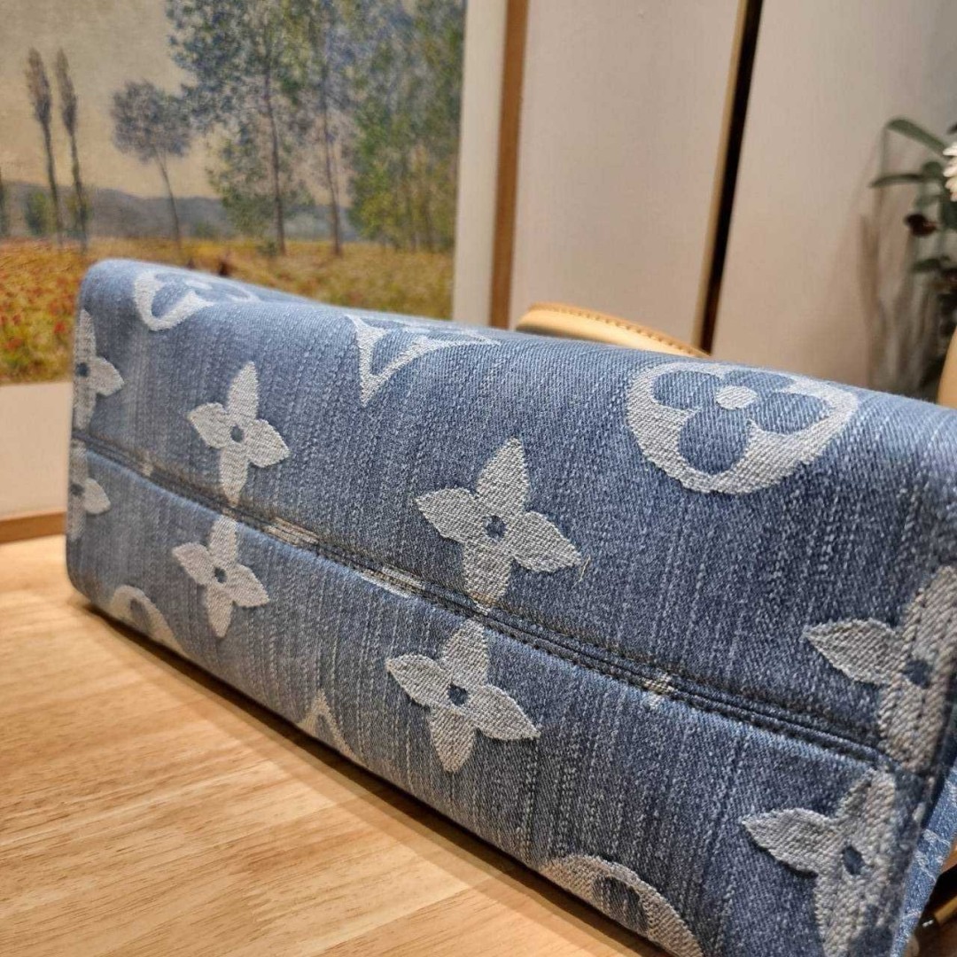 LV on the go mm monogram denim tote bag 🔆 Details ดีไซน์ใหม่รับซัทเมอร์! ห้ามพลาด! กับกระเป๋าทรงโท้ทสไตล์เดนิม ที่ใครเห็นต้องเป็นคลั่งรัก ผู้ดี หรูหราได้ทุกลุค ทุกสไตล์ มาพร้อมหูจับในตัวที่มีดีเทลหมุดตลอดเส้น หรือจะเกี่ยวสายครอสสะพายก็อัพลุคได้เลย