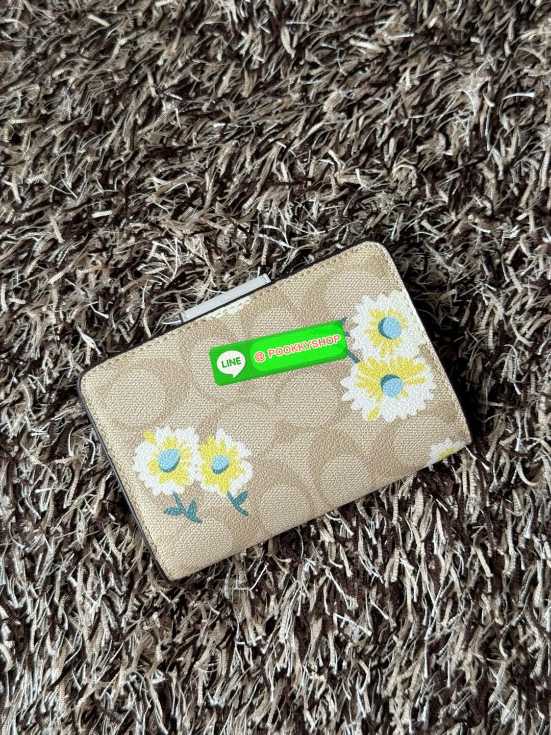 COACH MEDIUM CORNER ZIP WALLET IN SIGNATURE CANVAS กระเป๋าสตางค์ขนาดกลางที่ถือว่าเป็นไอเทม Must Have ของทุกเพศทุกวัยที่ต้องพกติดตัวไว้ตลอดเวลา เพราะนอกจากจะช่วยจัดเก็บเงิน บัตรประชาชน บัตรเครดิตและต่าง ๆ ให้เป็นระเบียบเรียบร้อยยังต้องคำนึงถึงประโยชน์ใช้สอ