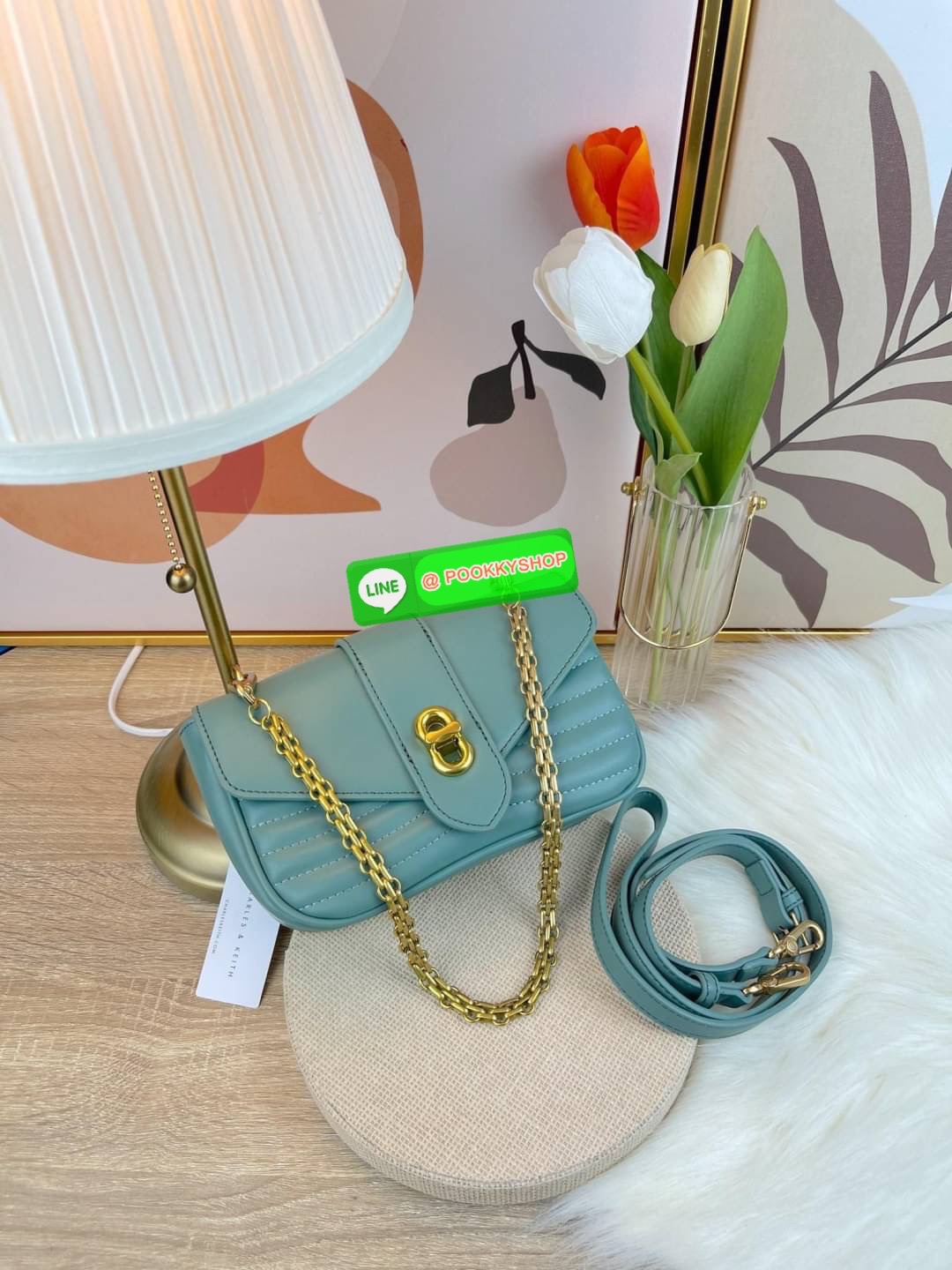 Charles & Keith Aubrielle Chain-Handle Panelled Crossbody Bag กระเป๋าสะพายข้างดีไซน์คลาสสิกขนาดกำลังพอเหมาะ ตัวกระเป๋าทำtextureลายนูนที่ด้านหน้าเพิ่มความโดดเด่น มาพร้อมสายสะพายโซ่สีทองหรูหราแบบคล้องแขน/คล้องไหล่และยังมีสายหนังสะพายยาวแบบปรับและถอดสายได้ ต